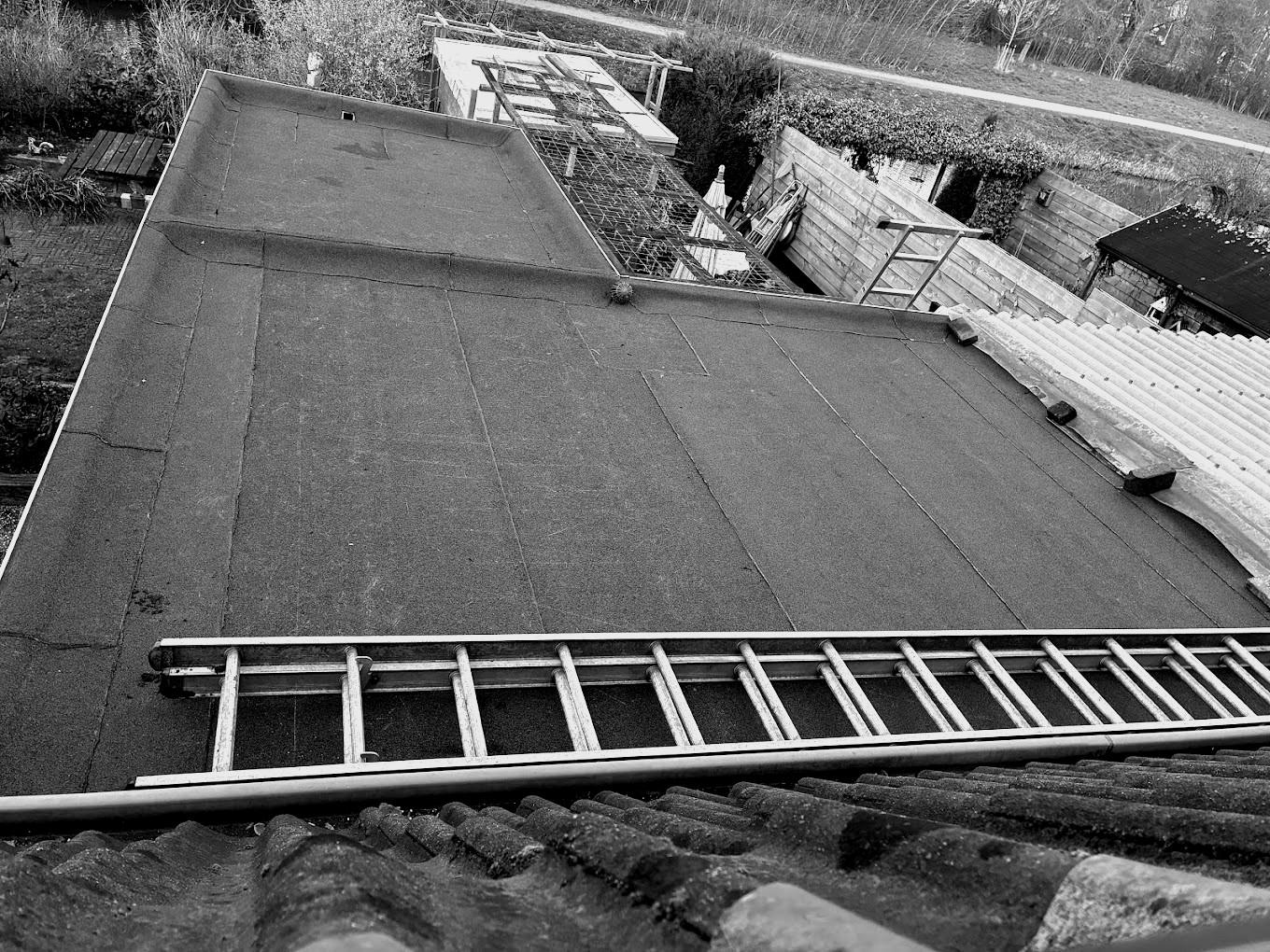 Plat dak van bovenaf met ladder